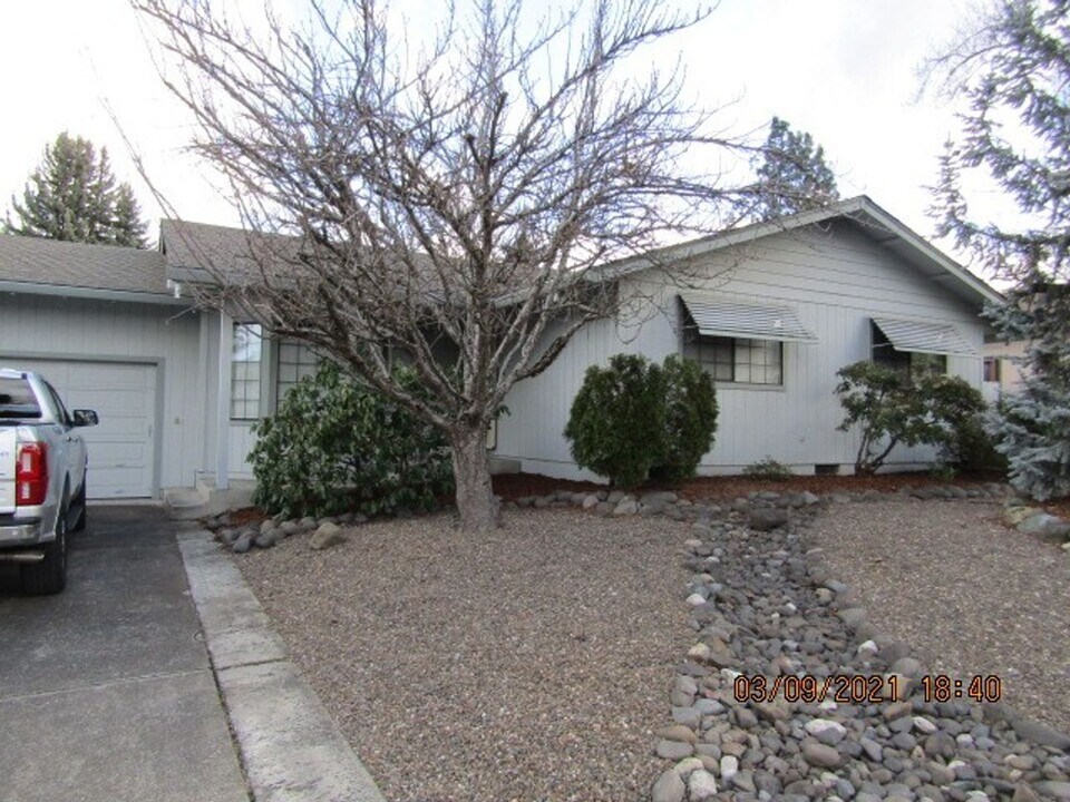 2784 Tonia Cir in Medford, OR - Building Photo