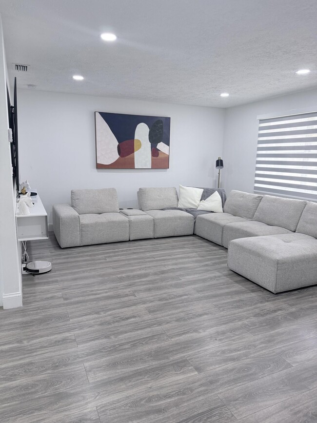 302 SW Whitmore Dr in Port St. Lucie, FL - Building Photo - Building Photo