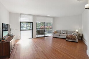 3101 N Country Club Dr, Unit 102 in Aventura, FL - Building Photo