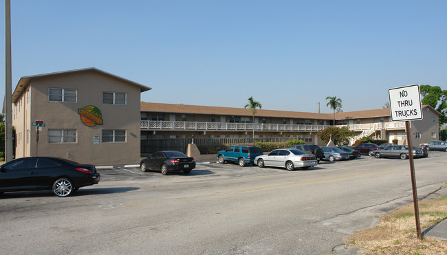 Westwood Apartments in Fort Lauderdale, FL - Building Photo - Building Photo