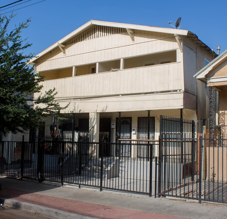 121 S Gless St in Los Angeles, CA - Building Photo