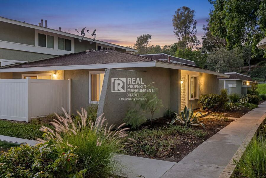 23072 Vía Pimiento in Mission Viejo, CA - Building Photo