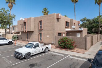 Hallcraft Villas West in Phoenix, AZ - Building Photo - Building Photo