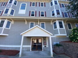 391 Pleasant St, Unit 307 in Melrose, MA - Building Photo