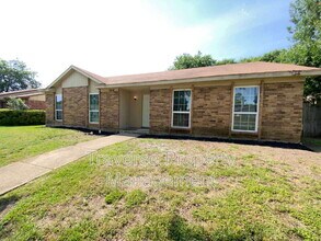 7414 Emory Oak Ln in Dallas, TX - Building Photo - Building Photo
