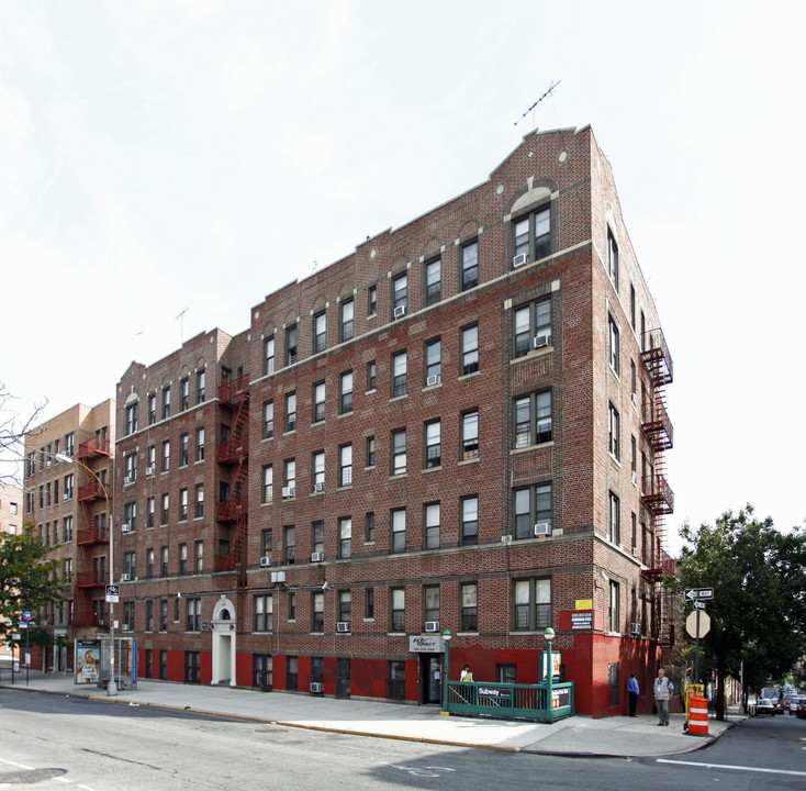 201-211 E 203rd St in Bronx, NY - Building Photo