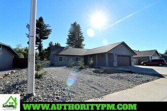 3071 Bedrock Ln in Redding, CA - Building Photo - Building Photo