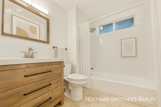 1820 N La Brea Ave, Unit 4 in Los Angeles, CA - Building Photo - Building Photo