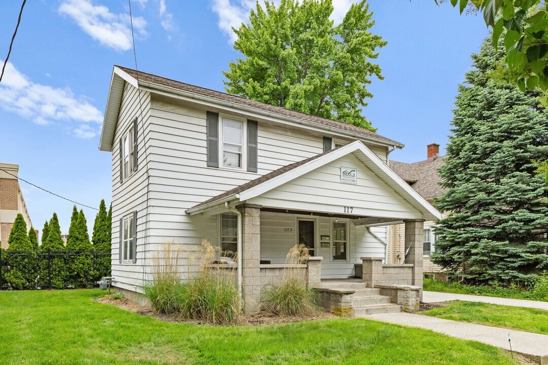 117-117 1/2 N Summit St in Bowling Green, OH - Building Photo
