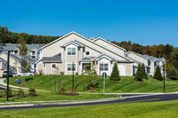 The Cove at Gateway Commons in East Lyme, CT - Foto de edificio - Building Photo