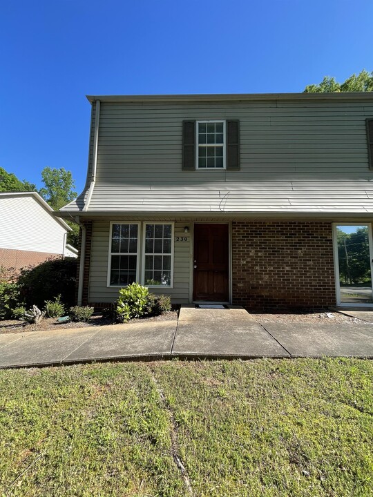 230 Park Ln in Newton, NC - Building Photo