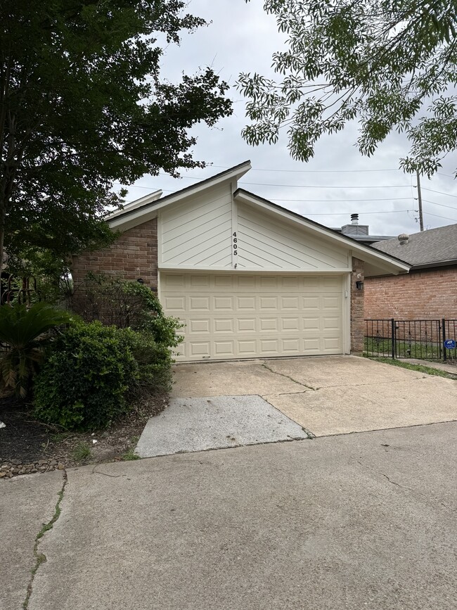 4605 Cashel Glen Dr in Houston, TX - Building Photo - Building Photo