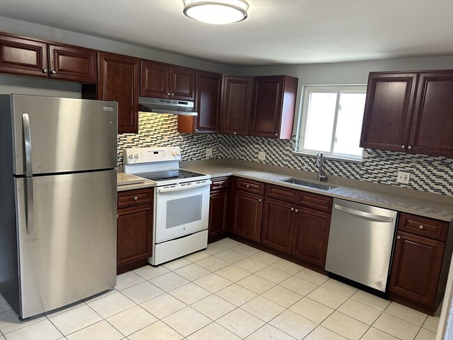 50 Waltham St, Unit #50 in Watertown, MA - Foto de edificio - Building Photo