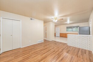 1816 E Tucker Blvd in Arlington, TX - Building Photo