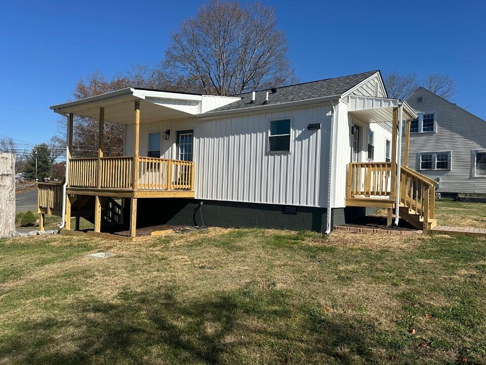 1468 Bristol Caverns Hwy in Bristol, TN - Building Photo