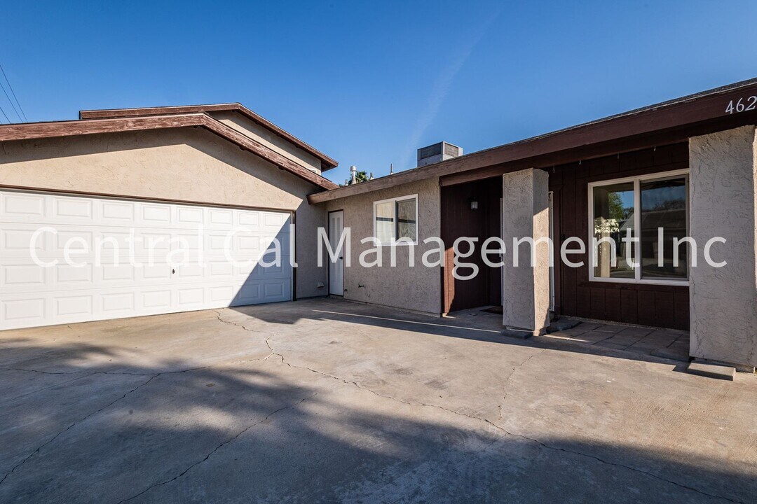4621 Auburn St in Bakersfield, CA - Building Photo