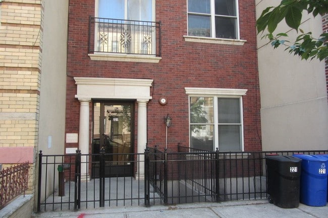 221 Kingsland Ave, Unit 2