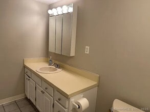 140 Candlewood Dr in South Windsor, CT - Building Photo - Building Photo