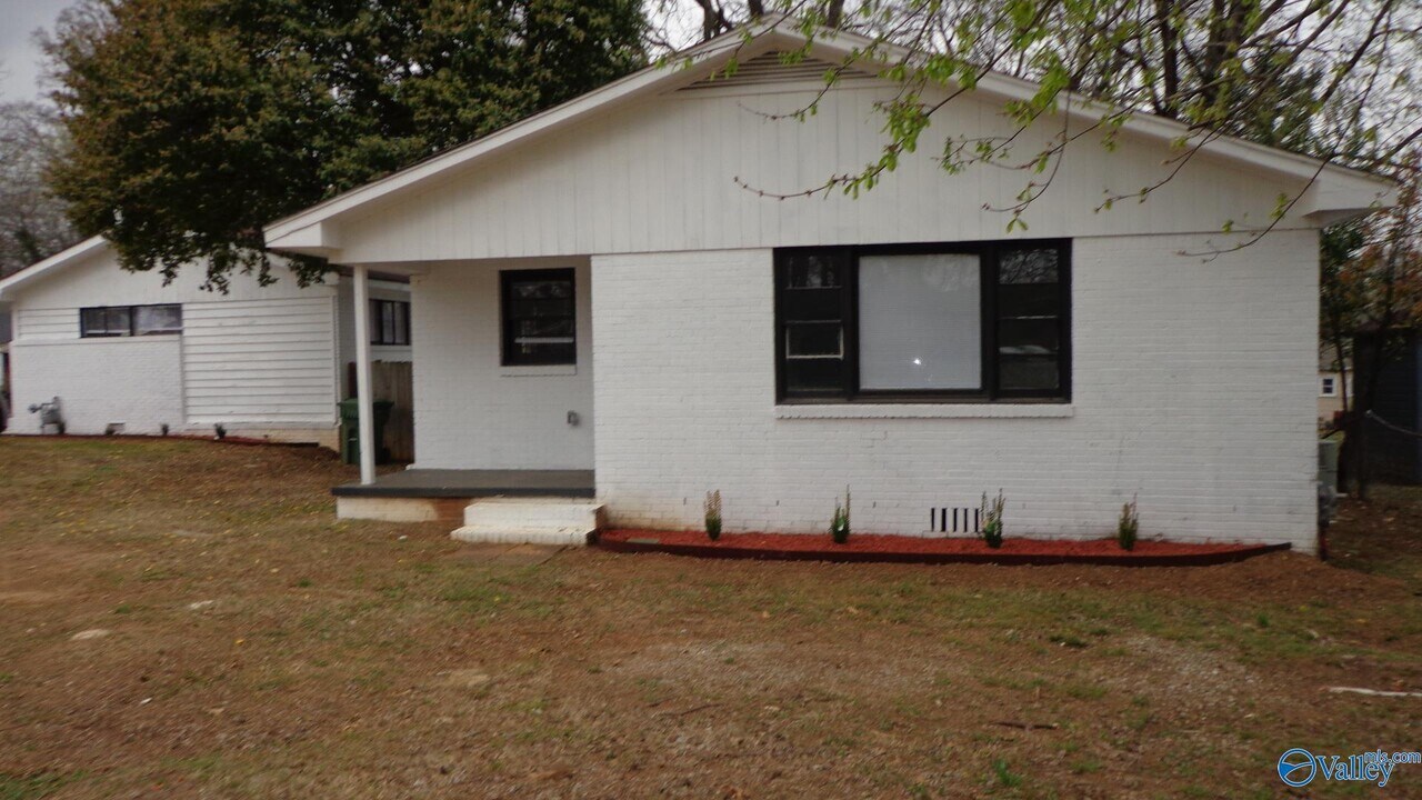112 Drake Ave SW in Huntsville, AL - Building Photo