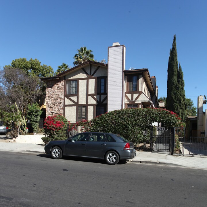 1348 N Orange Dr in Los Angeles, CA - Foto de edificio