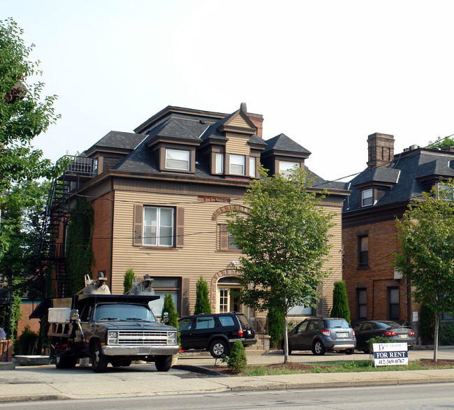 5815 Fifth Avenue in Pittsburgh, PA - Foto de edificio - Building Photo