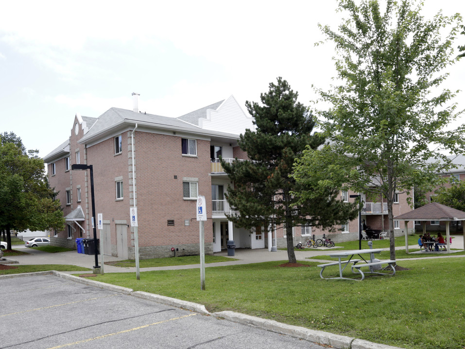 Cundles Terrace in Barrie, ON - Building Photo