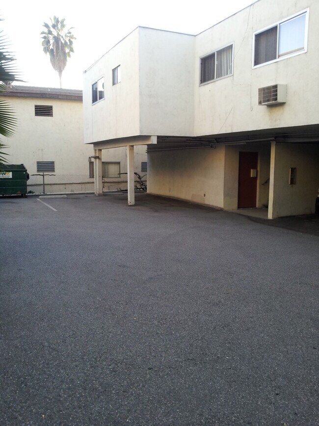 220 W Spazier Ave in Burbank, CA - Building Photo - Building Photo