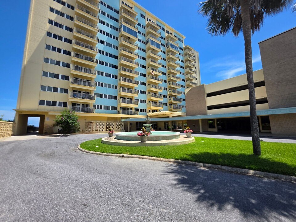 825 Bayshore Dr in Pensacola, FL - Building Photo