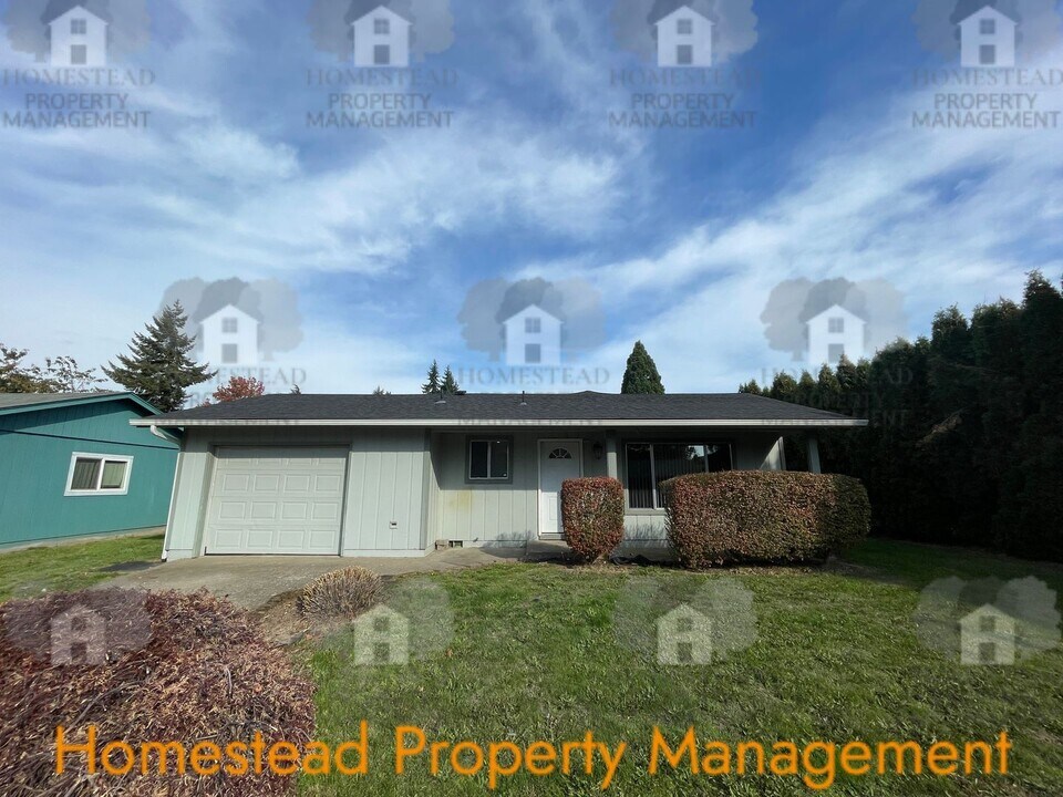 326 Catherine Ct W in Monmouth, OR - Building Photo