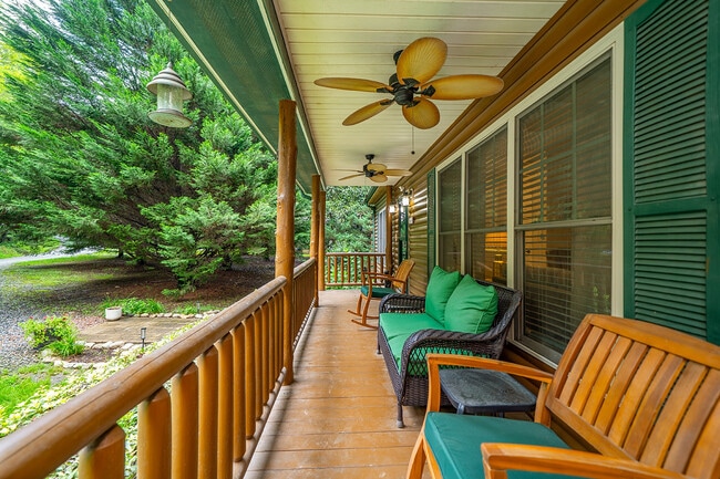 281 Raven Blvd in Lake Lure, NC - Building Photo - Building Photo