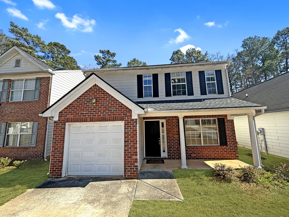 577 Hillandale Park Dr in Lithonia, GA - Building Photo