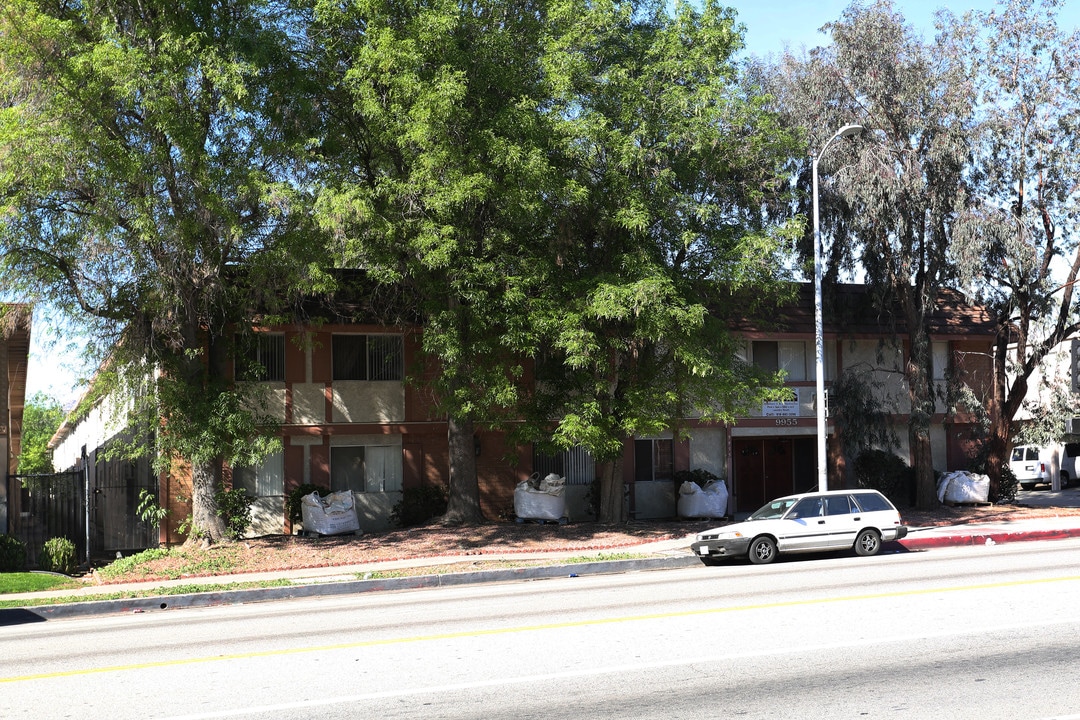 De Soto Place Apartments in Chatsworth, CA - Building Photo