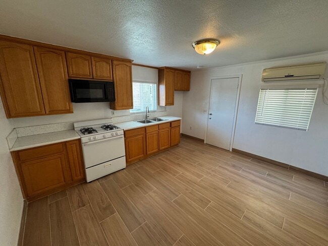 153 E 10th St in Pomona, CA - Building Photo - Building Photo