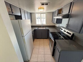 2185 Exeter Dr in Las Vegas, NV - Building Photo - Building Photo