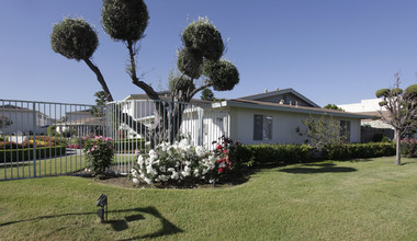 Le Chateau Apartments in Anaheim, CA - Building Photo - Building Photo