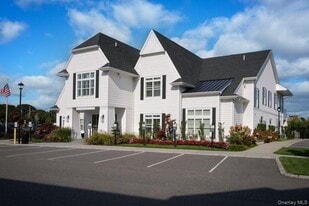 5 Sutton Ct in Mount Sinai, NY - Building Photo