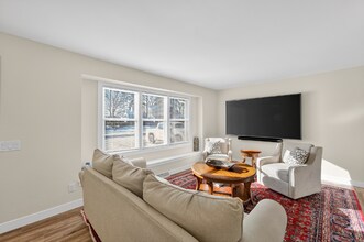 7104 Park Shores Ct in Middleton, WI - Foto de edificio - Building Photo