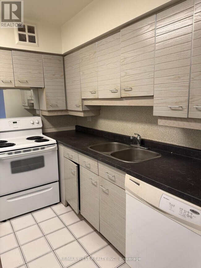 30 Greenfield Ave in Toronto, ON - Building Photo - Building Photo