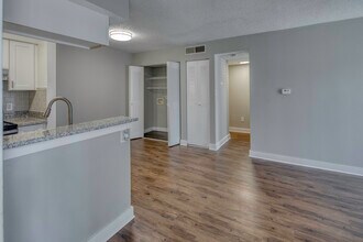 Windwood Oaks Apartments in Tampa, FL - Building Photo - Interior Photo