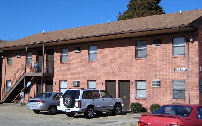 Tomlin Apartments in Norfolk, VA - Foto de edificio - Building Photo