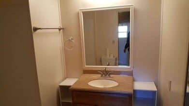 102 Helms Cir in Burnet, TX - Foto de edificio - Building Photo