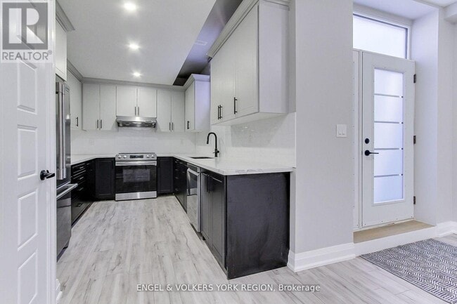 4 Valley Point Cres in King City, ON - Building Photo - Building Photo