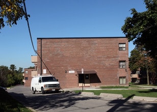 111-117 Whitburn Cres in Toronto, ON - Building Photo - Building Photo