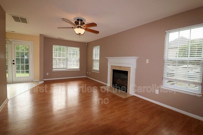 400 Riverfront Pkwy in Mount Holly, NC - Building Photo - Building Photo