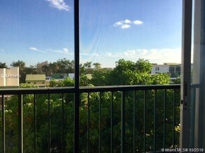 8820 Fontainebleau Blvd-Unit -410 in Miami, FL - Foto de edificio - Building Photo