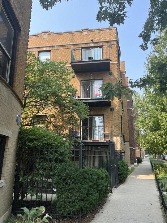 1231 W Greenleaf Ave in Chicago, IL - Building Photo