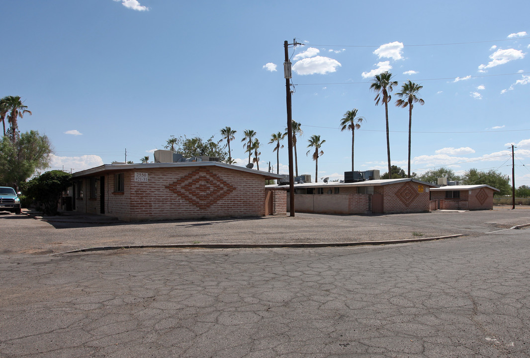 2550 E Lind Rd in Tucson, AZ - Building Photo