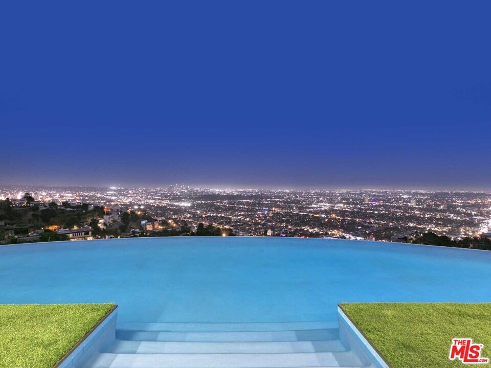 1622 Viewmont Dr in Los Angeles, CA - Building Photo