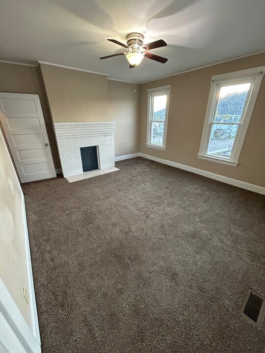 918 Marshall St, Unit 918.5 in Mcmechen, WV - Building Photo