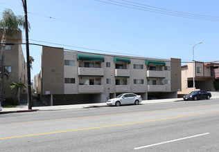 Clark Plaza in Tarzana, CA - Foto de edificio - Building Photo